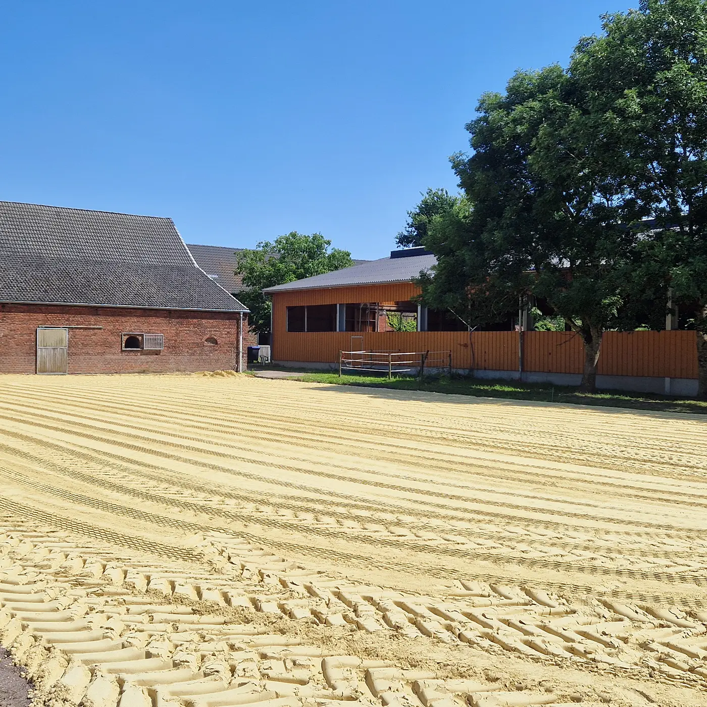20 × 40 Meter Außenreitplatz im Bau im Reitstall EquiUnity